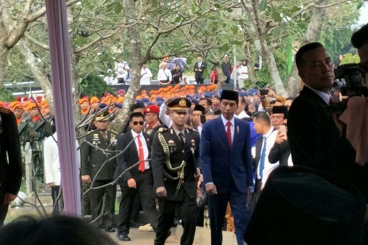 Presiden RI Joko Widodo menjadi inspektur dalam upacara pemakaman Ani Yudhoyono di TMP Kalibata, Minggu (2/6/2019). 