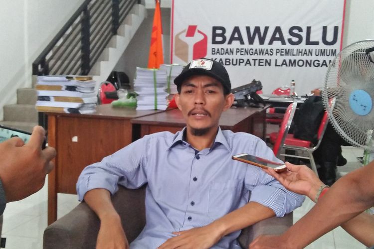 Ketua Bawaslu Lamongan, Miftahul Badar, saat memberikan keterangan kepada awak media.