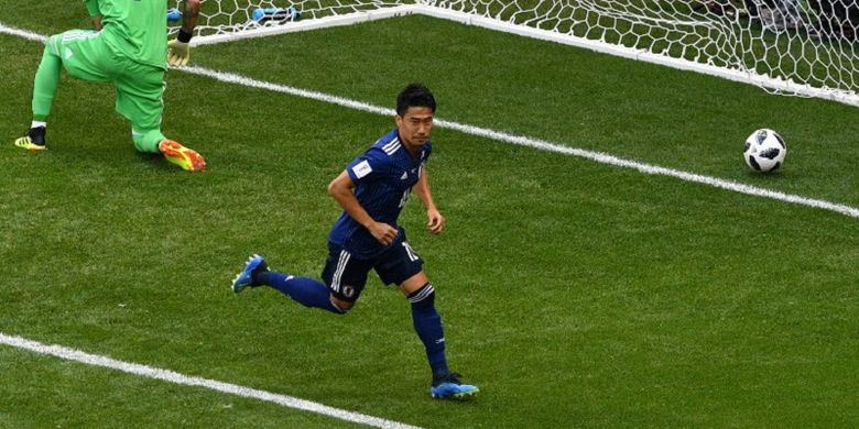 Shinji Kagawa sukses mengeksekusi penalti ke gawang David Ospina pada pertandingan Kolombia vs Jepang di Saransk, 19 Juni 2018. 