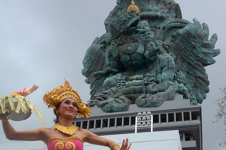 Seniman menampilkan Tari Sekar Jagat saat upacara Melaspas atau penyucian Patung Garuda Wisnu Kencana (GWK) di Ungasan, Bali, Rabu (8/8/2018). Kawasan patung GWK tersebut akan digunakan sebagai lokasi gala dinner menyambut para delegasi Pertemuan Tahunan Dana Moneter Internasional-Bank Dunia pada bulan Oktober mendatang. 