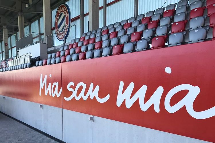 Tulisan Mia San Mia di salah satu tribune stadion yang berada di lokasi FC Bayern Campus, Februari 2019. 