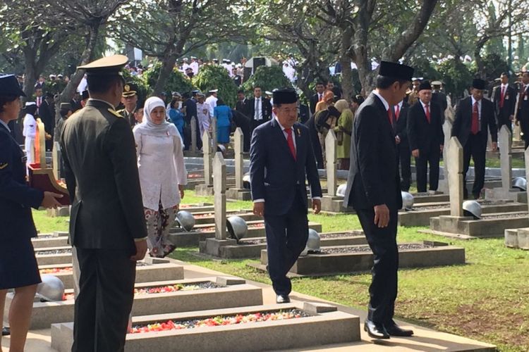 Presiden Joko Widodo memimpin upacara Peringatan Hari Pahlawan di Taman Makam Pahlawan Nasional Kalibata, Jakarta, Jumat (10/11/2017). Usai upacara, Jokowi bersama Wapres JK dan para peserta upacara menaburkan bunga ke makam para pahlawan.