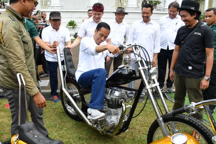 Presiden Indonesia Joko Widodo menjajal motor kustom Chopperland di Istana Bogor saat perayaan Hari Sumpah Pemuda, Sabtu (28/10/2017).