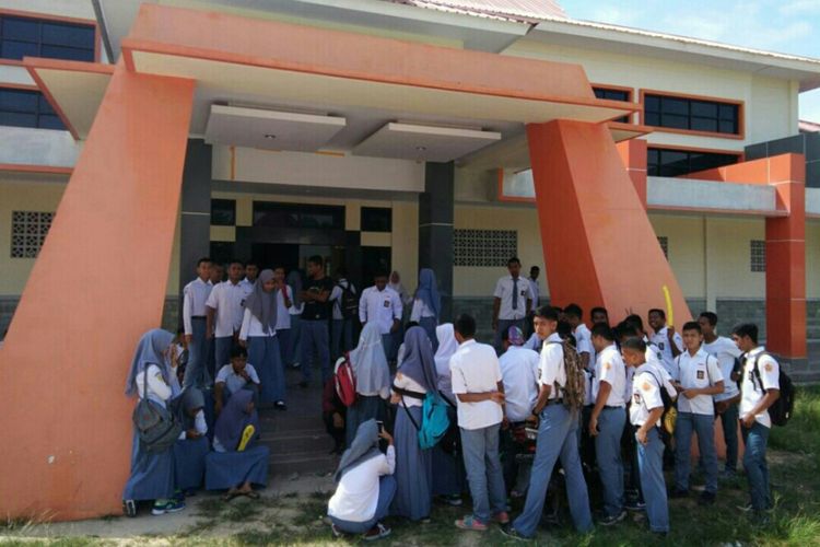 Ratusan siswa SKO Kendari mogok belajar atas tindakan dugaan tindakan asusila yang dilakukan kepala sekolah mereka. 