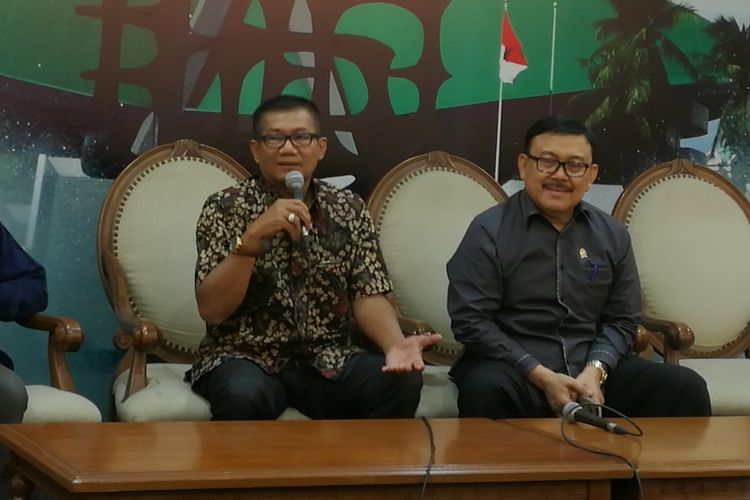 Ketua Pansus Hak Angket KPK Agun Gunandjar (kiri) di Gedung DPR, Jakarta, Kamis (16/11/2017)