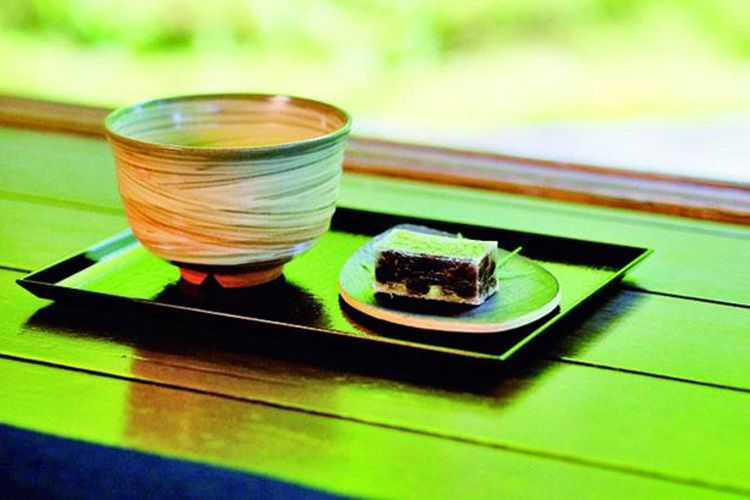 Nikmati secangkir teh hijau dengan manisan Jepang (1.000 yen) sambil menikmati panorama indah bak lukisan. 