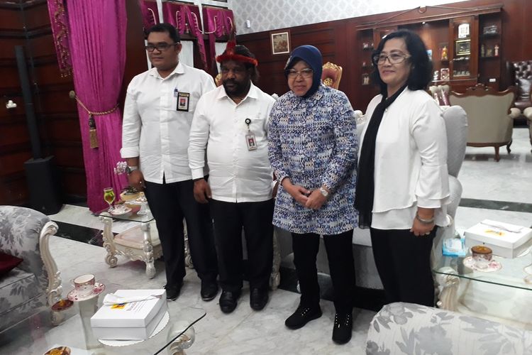 Wali Kota Surabaya Tri Rismaharini menrima kunjungan Staf Khusus Presiden Lenis Kogoya di rumah dinas wali kota, Jalan Sedap Malam, Surabaya, Jawa Timur, Selasa (20/8/2019).