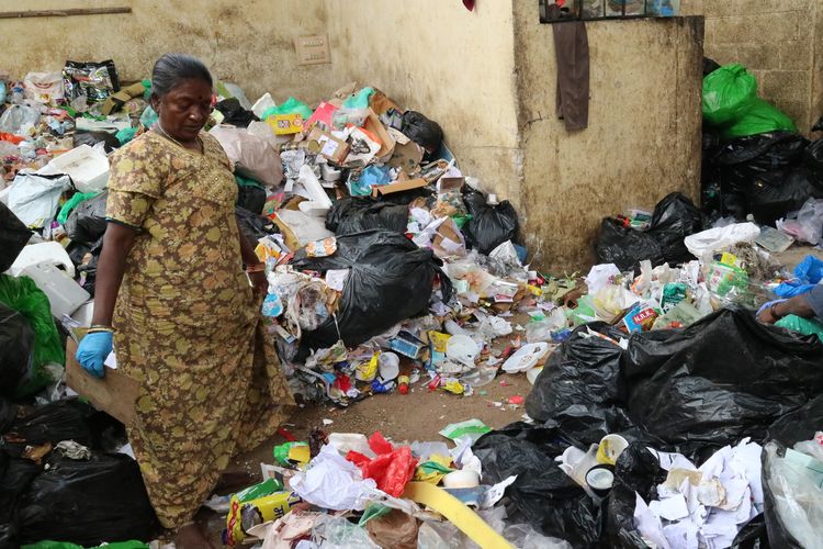 Kondisi di Dry Waste Collection Center (DWCC) yang dikelola Krishna. Tak hanya sampah kering, beberapa sampah basah juga masih terbawa ke pusat pemilahan sampah ini.