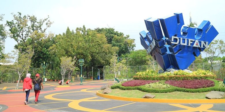 Wisatawan mengunjungi obyek wisata Dunia Fantasi Ancol, Jakarta, Sabtu (13/5/2017). Dunia Fantasi merupakan theme park di Indonesia yang mmiliki 32 wahana yang bisa dicoba.