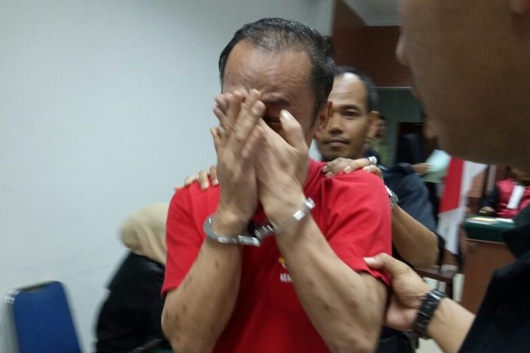 Mohammad Asri alias Abah menangis usai Majelis Hakim Renni Pitua Ambarita, Taufik Nainggolan dan Egi Novita memvonisnya hukuman 13 tahun penjara dalam persidangan yang digelar di Pengadilan Negeri Batam, Kamis (8/3/2018).