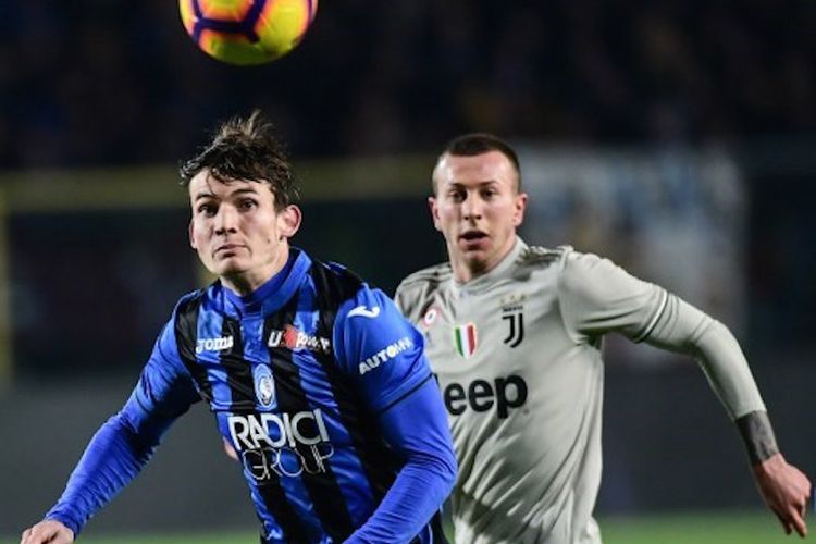 Marten de Roon dan Federico Bernardeschi mencoba mengejar bola pada pertandingan Atalanta vs Juventus di Stadion tleti Azzurri dItalia dalam laga Coppa Italia, 30 Januari 2019. 