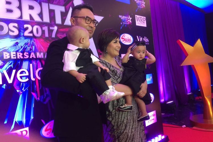 Surya Saputra dan Cynthia Lamusu bersama kedua anak kembar mereka hadir dalam acara Selebritas Awards di Menara 165, Cilandak, Jakarta Selatan, Jumat (29/9/2017).