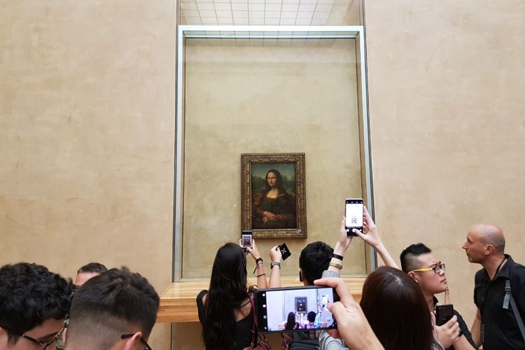 Suasana di museum Louvre, Paris sesaat sebelum peluncuran Oppo Find X, Selasa (18/6/2018).