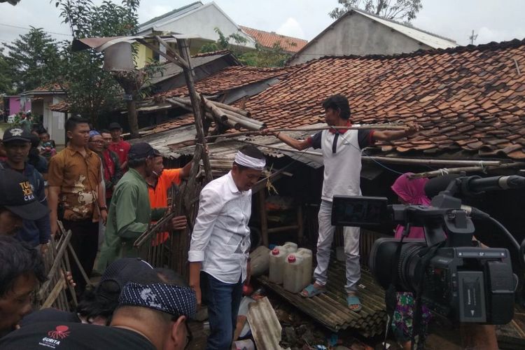 Calon Wakil Gubernur Jawa Barat Dedi Mulyadi mengajak masyarakat merobohkan sebuah rumah reyot milik Nek Rieum (70) yang diisi 12 orang.