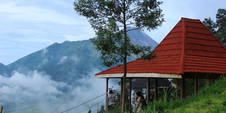 Gazebo wisatawan yang menghadap ke panorama gunung Merbabu dan Merapi di destinasi wisata Gancik Hill Top, Selo, Boyolali, Jawa Tengah, Sabtu (22/4/2017).