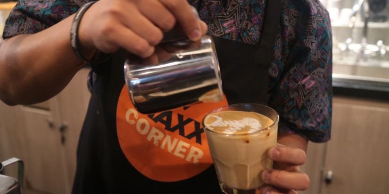 Pembuatan latte art oleh Viki Rahardja barista senior Indonesia, pemenang Latte Art Wold Championship 2014, saat peresmian gerai MAXX Corner, Plaza Semanggi, Rabu (16/8/2017) lalu.