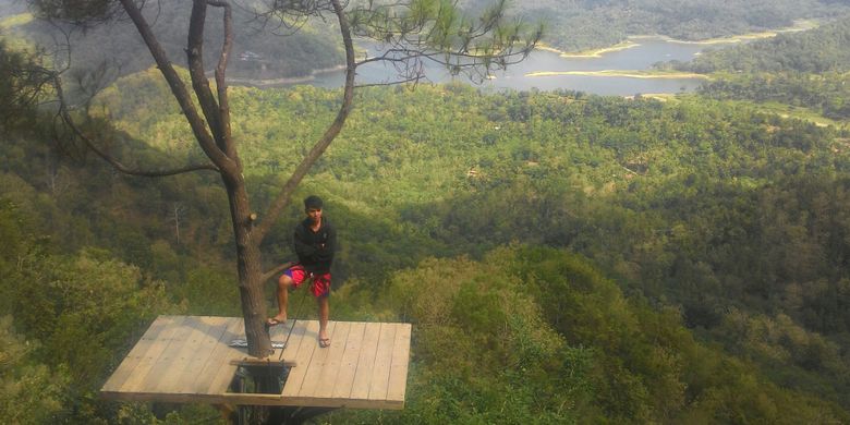 Kalibiru mengandalkan panorama sebuah danau yang terbangun dari Waduk Sermo. Waduk dikelilingi hampar pohon hijau, termasuk nyiur yang cukup dominan. 