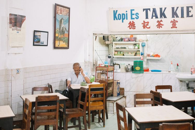 Didirikan pada 1927, Tak Kie adalah salah satu kedai kopi China tertua di Indonesia.