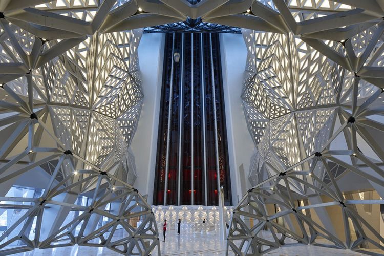 12 lift kaca tembus pandang juga disiapkan agar pengunjung dapat menikmati keindahan interiornya