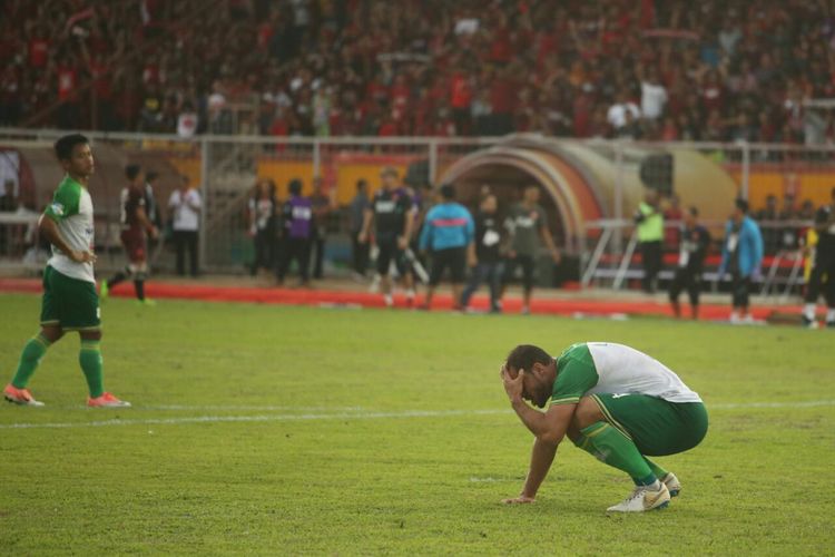 Para pemain PSMS Medan tertunduk lesu setelah kalah 1-5 dari PSM Makassar pada laga terakhir Liga 1 di Stadion Andi Mattalatta, Makassar pada Minggu (9/12/2018). Kekalahan tersebut memastikan PSMS terdegradasi ke Liga 2  pada musim depan.