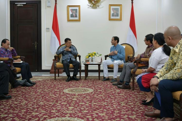 Wakil Presiden Jusuf Kalla dan CEO Go-Jek Nadiem Makarim