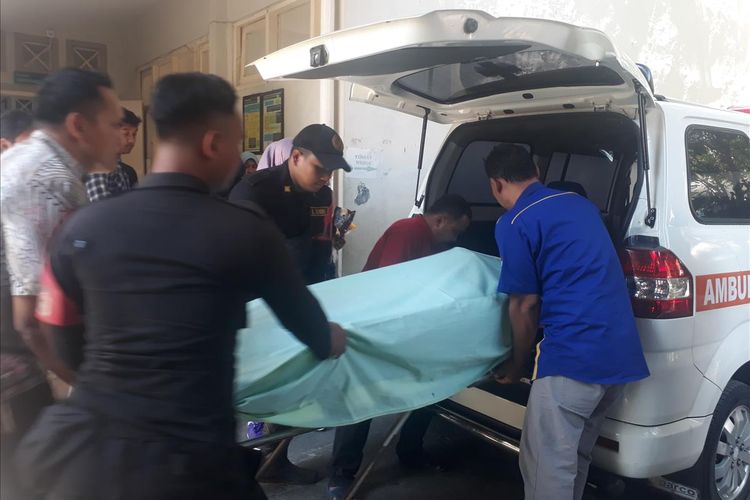 Jenazah peserta Surabaya Marathon 2019, Husnun Nadhor Djuraid, dibawa masuk ke ambulans untuk dipulangkan ke rumah duka di Malang, Jawa Timur, Minggu (4/8/2019).