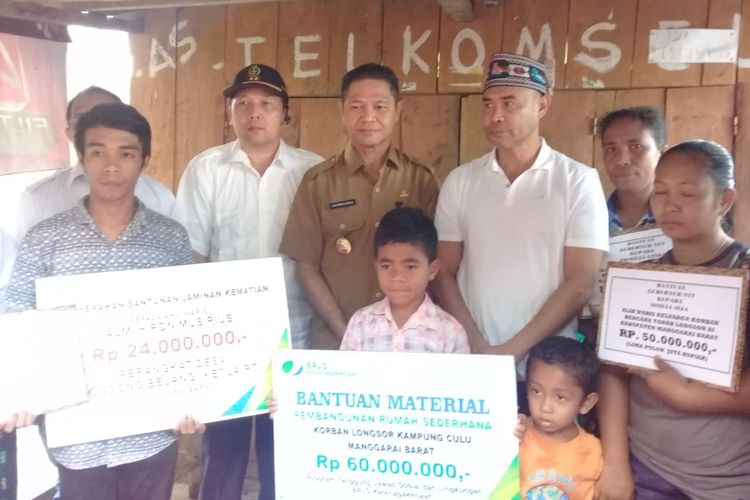 Setelah menyerahkan bantuan kemanusiaan, Gubernur NTT Viktor Bungtilu Laiskodat (dua dari kanan di barisan belakang) mengabadikan peristiwa itu dengan foto bersama di tempat penampungan warga di Kampung Melo, Desa Liang Ndara, Selasa (19/3/2019).