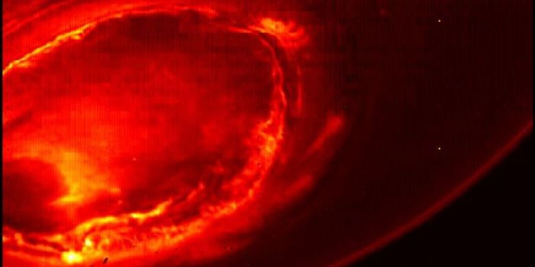 Sinar merah aurora yang ditangkap di kutub selatan Jupiter, oleh pesawat ruang angkasa, Juno