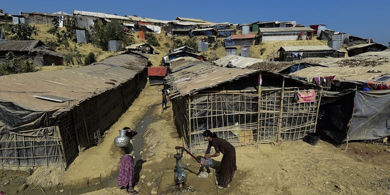 Pengungsi Rohingya mengumpulkan air di kamp pengungsi Thankhali di distrik Ukhia, di Bangladesh pada 24 Januari 2018. (AFP/Munir Uz Zaman)
