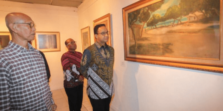 Gubernur Provinsi DKI Jakarta, Anies Baswedan tengah melihat karya seni lukis usai pencanangan revitalisasi TIM, beberapa waktu lalu.
