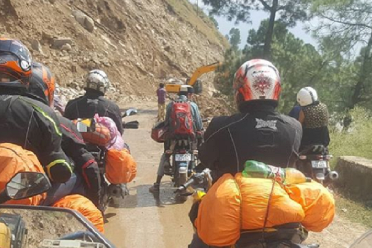 Longsor di wilayah Keylong dan Rohtang yang menyebabkan satu-satunya jalan yang dilalui Gunadi menuju Himalaya putus total.