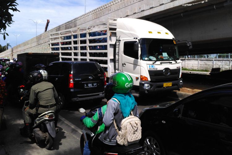 Kepadatan arus lalu lintas akibat sistem contraflow di Bekasi Timur Raya, Jakarta Timur, Kamis (4/1/218)