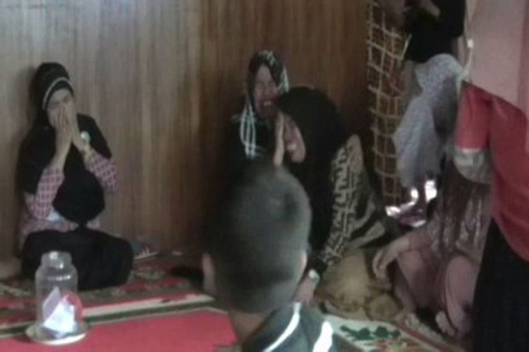 Isak tangis keluarga korban gempa Donggala dna Palu di majene, Sulawesi barat pecah saat mereka tahu kabar pasti kematian keluargaya pasca bencana di Palu, Jumat pekan lalu.