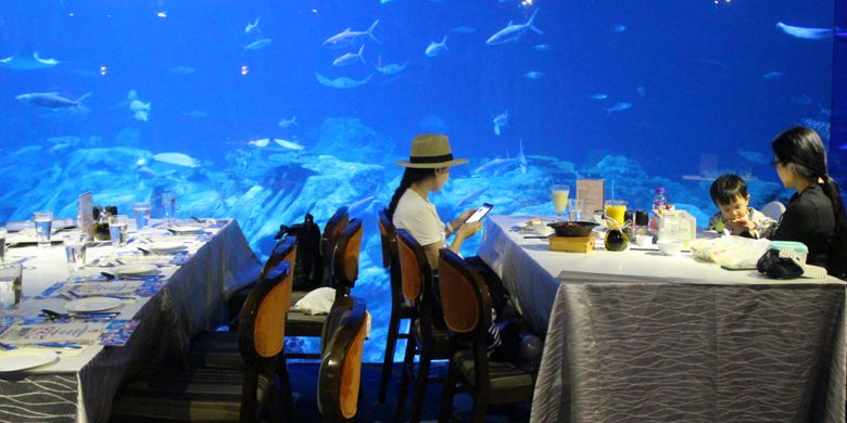 Restoran Neptune dengan pemandangan The Grand Aquarium di Ocean Park Hongkong, Kamis (18/5/2017).