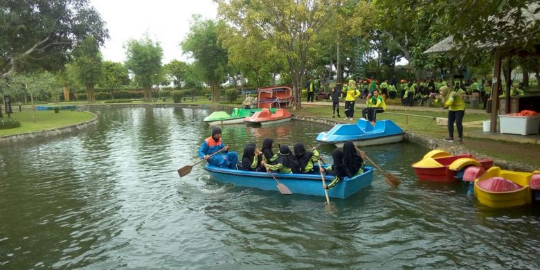 Permainan perahu di Tirto Arum Baru (TAB) Kendal, Jawa Tengah. 