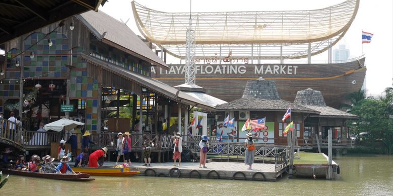 Peserta Cordela Vacation Trip to Thailand mengunjungi Pattaya Floating Market di Pattaya, Senin (5/2/2018).