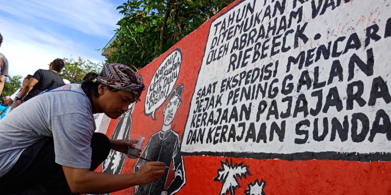 Puluhan seniman sedang membuat mural untuk memperindah destinasi wisata Pulo Geulis, jadi Wisata Mural Pulo Geulis, Bogor, Jawa Barat, Minggu (18/3/2018).