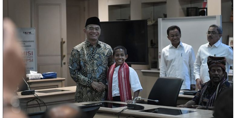 Mendikbud saat menerima dan memberikan penghargaan kepada Joni, di kantor Kemendikbud, Senayan, Jakarta, Senin (20/08/2018).