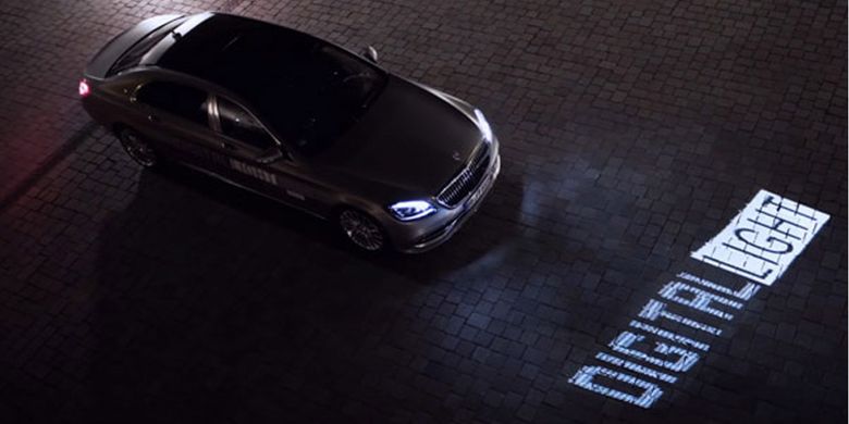Teknologi LED pintar dari Mercedes-Benz resmi dikenalkan. Kemampuannya dapat beradaptasi di semua situasi berkendara