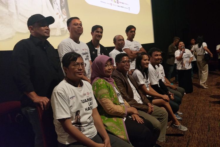 Para pemain dan tim produksi film Kuambil Lagi Hatiku dalam jumpa pers film Kuambil Lagi Hatiku di XXI Epicentrum, Kuningan, Jakarta Selatan, Rabu (13/3/2019).