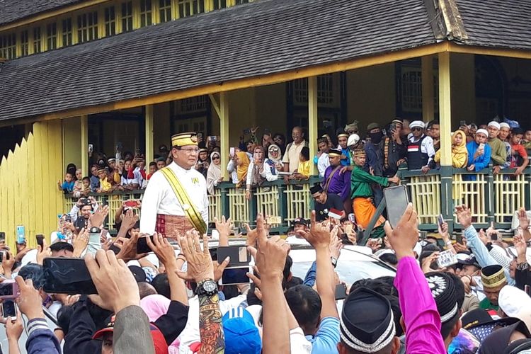 Calon Presiden nomor urut 02 Prabowo Subianto menerima gelar bangsawan dari Kesultanan Kadriah Pontianak.