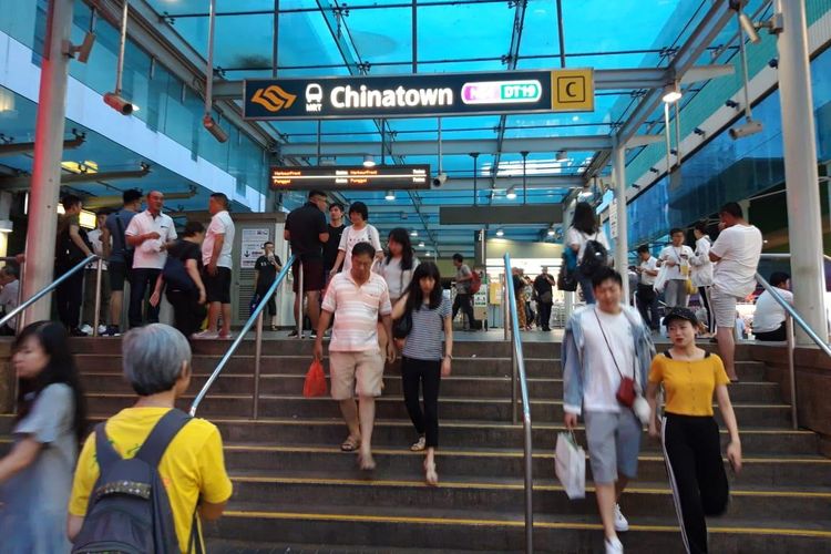 Stasiun MRT Chinatown di Singapura, Minggu (31/3/2019). Sejumlah hawker centre atau pujasera di SIngapura dapat dengan mudah diakses karena lokasinya yang berdekatan dengan stasiun-stasiun MRT. 