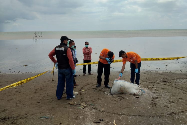 Jenazah dalam karung ditemukan di pinggir pantai Karibea, Kecamatan Pagelaran, Kabupaten Pandeglang, Minggu (7/4/2019)