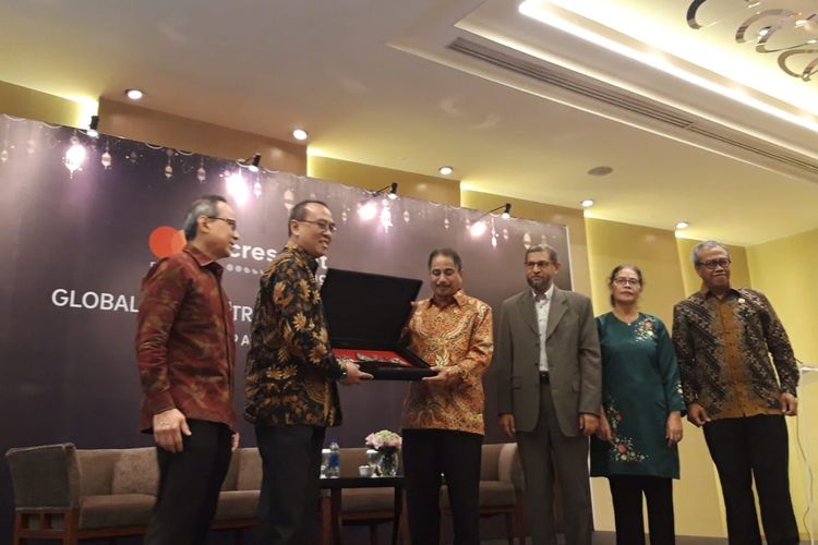CEO Crescent Rating dan Halal Trip Fazal Bahardeen, Menteri Pariwisata Arief Yahya, danDirektur Mastercard Indonesia Tommy Singgih di Jakarta, Selasa (9/4/2019). 