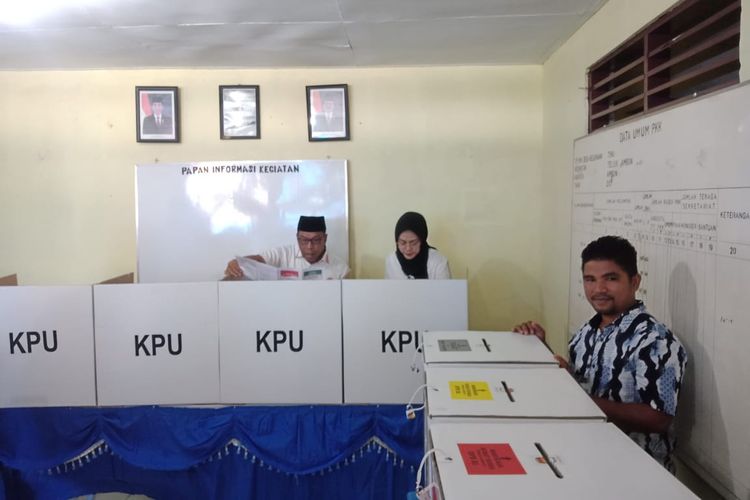 Ketua Tim Kampanye Daerah (TKD) Maluku, Murad Ismail bersama istrinya saat mencoblos di TPS 01 Kelurahan Tihu, Kecmaatan Teluk Ambon, Rabu (17/4/2019)