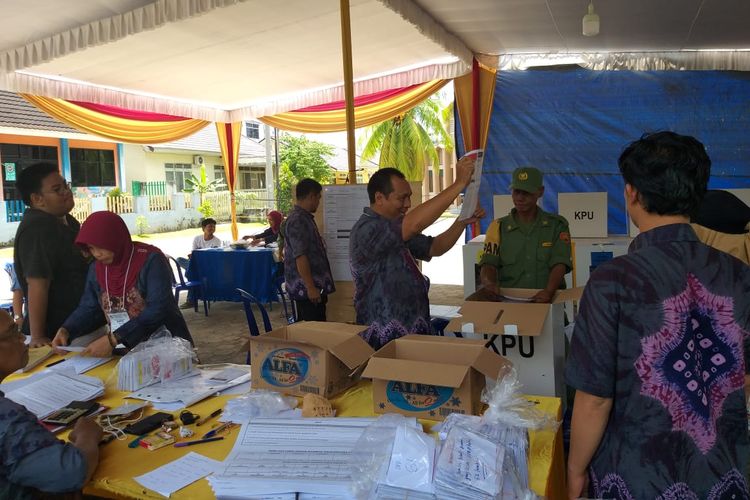 Suasana penghitungan suara Presiden dan calon wakil Presiden di TPS 058 RT 045 RW 010 Kelurahan 8 Ilir, Kecamatan Ilir Timur II Palembang, Rabu (17/4/2019).