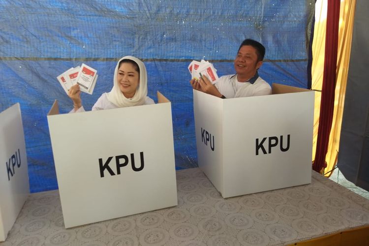 Gubernur Sumatera Selatan Herman Deru bersama istrinya saat memberikan hak suara di TPS 058 RT04 RW 010 Kelurahan 8 Ilir Kecamatan Ilir Timur III Palembang, Rabu (17/4/2019). 