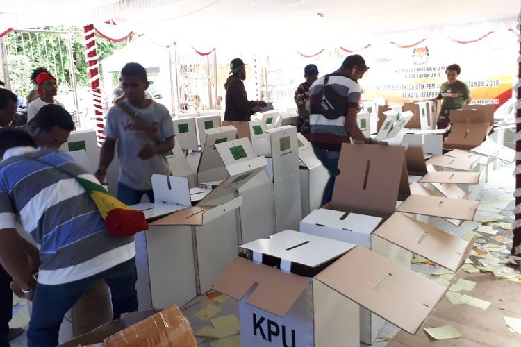 Logistik Pemilu 2019 yang masih berada di KPUD Kota Jayapura dan belum terdistribusi di 744 TPS yang ada di Distrik Jayapura Selatan dan Abepura (17/04/2019)