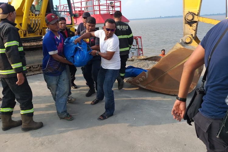Satu korban ABK kapal berhasil dievakuasi dalam kondisi meninggal dunia di Pelabuhan Industri Buton, Kabupaten Siak ( Dok Basarnas Pekanbaru)