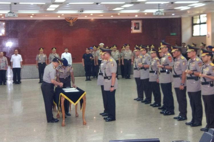 Kapolri Jenderal (Pol) Tito Karnavian memimpin prosesi serah terima jabatan (sertijab) sejumlah Kapolda yang dimutasi, di Rupatama Mabes Polri, Jakarta Selatan, Kamis (2/4/2019).